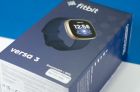 Titelbild des Artikels: Fitbit Versa 3 Test – Update mit GPS und vielen Gesundheits-Metriken