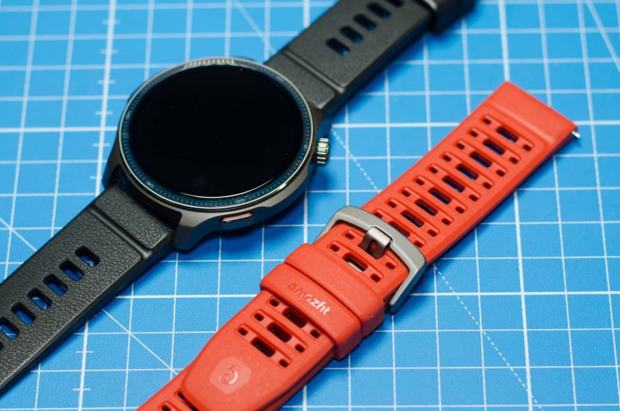 Amazfit Balance 2 mit rotem Wechsel-Armband