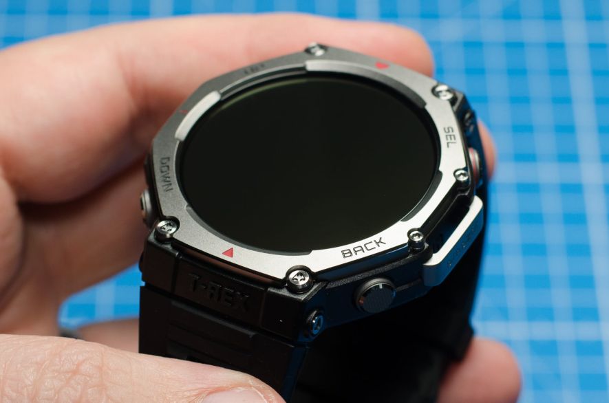 Octagonal-round bezel of the T-Rex 3