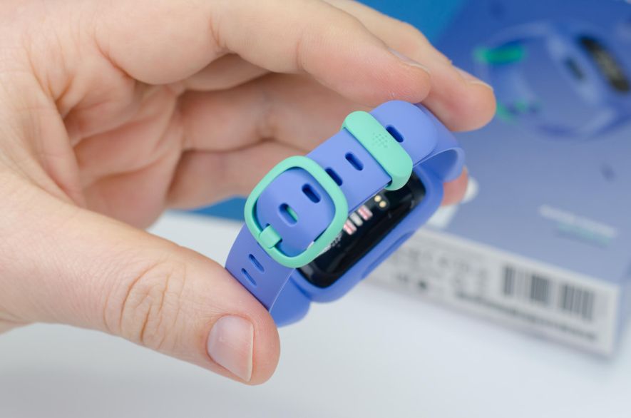 Fitbit Ace 3 – Verschluss aus Kunststoff