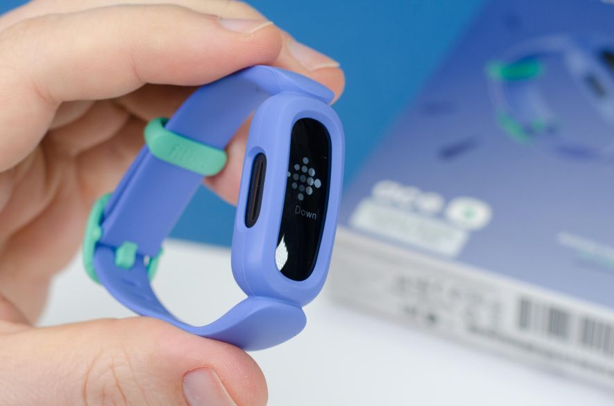 Fitbit Ace 3 – Seitliche Öffnungen für Steuerung