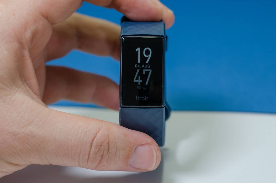 Fitbit Charge 4 – Monochromes OLED-Display