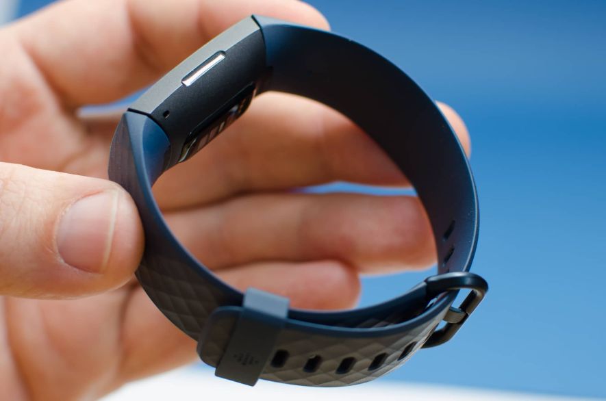 Fitbit Charge 4 – Soft-Button an der linken Gehäuseseite