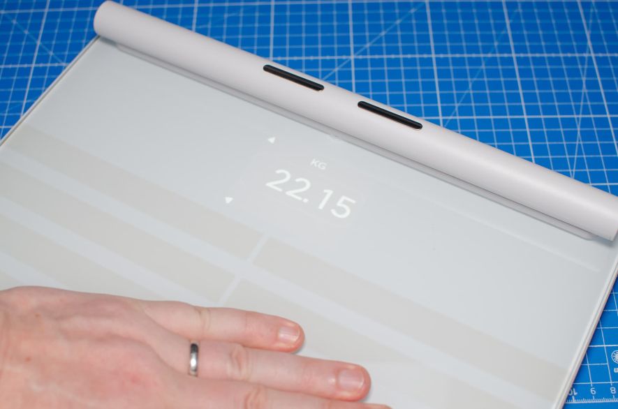 OLED-Display versteckt hinter weißem Glas OLED-Display versteckt hinter weißem Glas