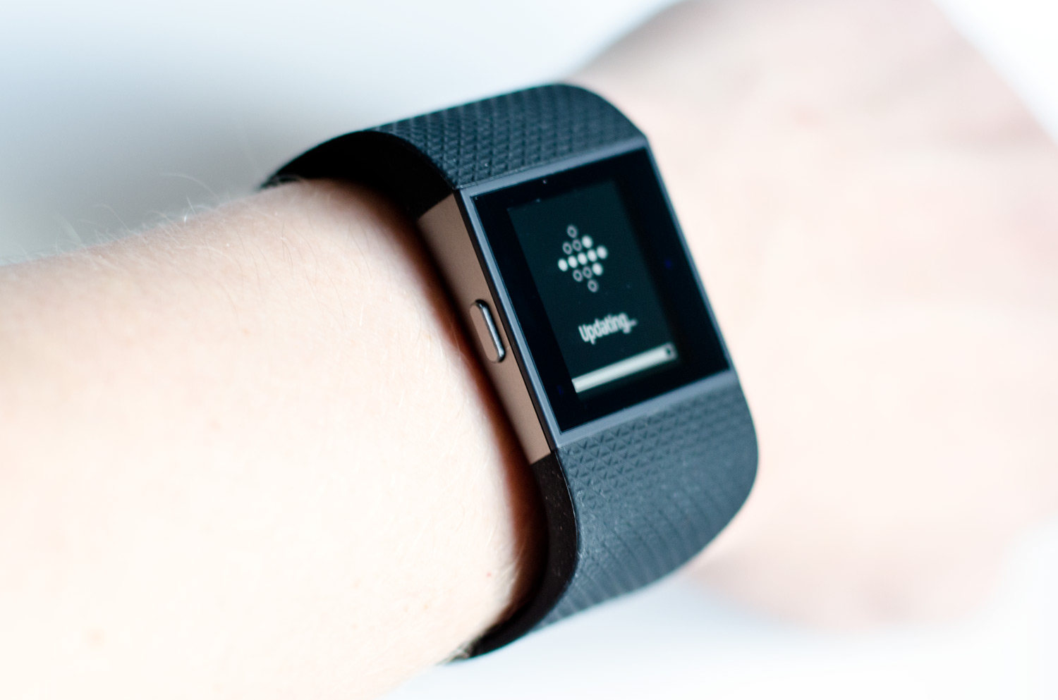 Fitbit Surge am Handgelenk