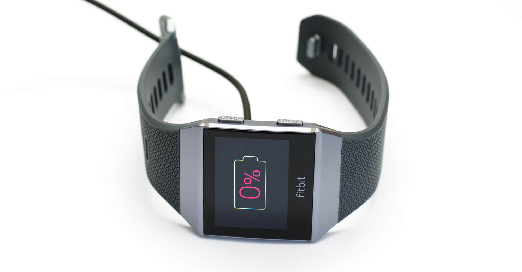 Fitbit Ionic - Aufladen vor der ersten Verwendung