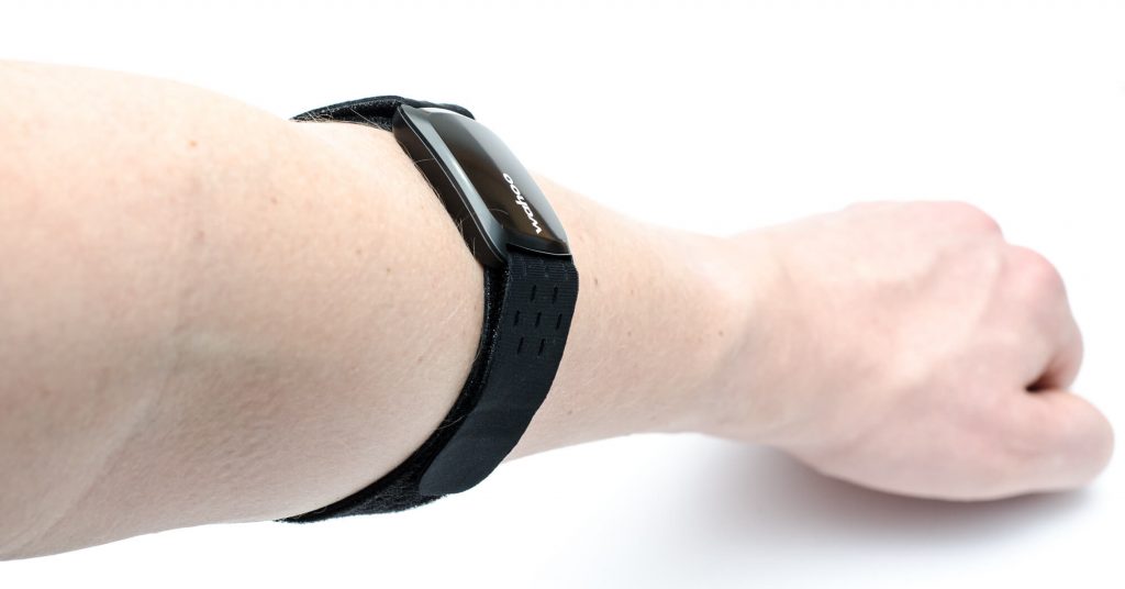 TICKR FIT am Arm befestigt