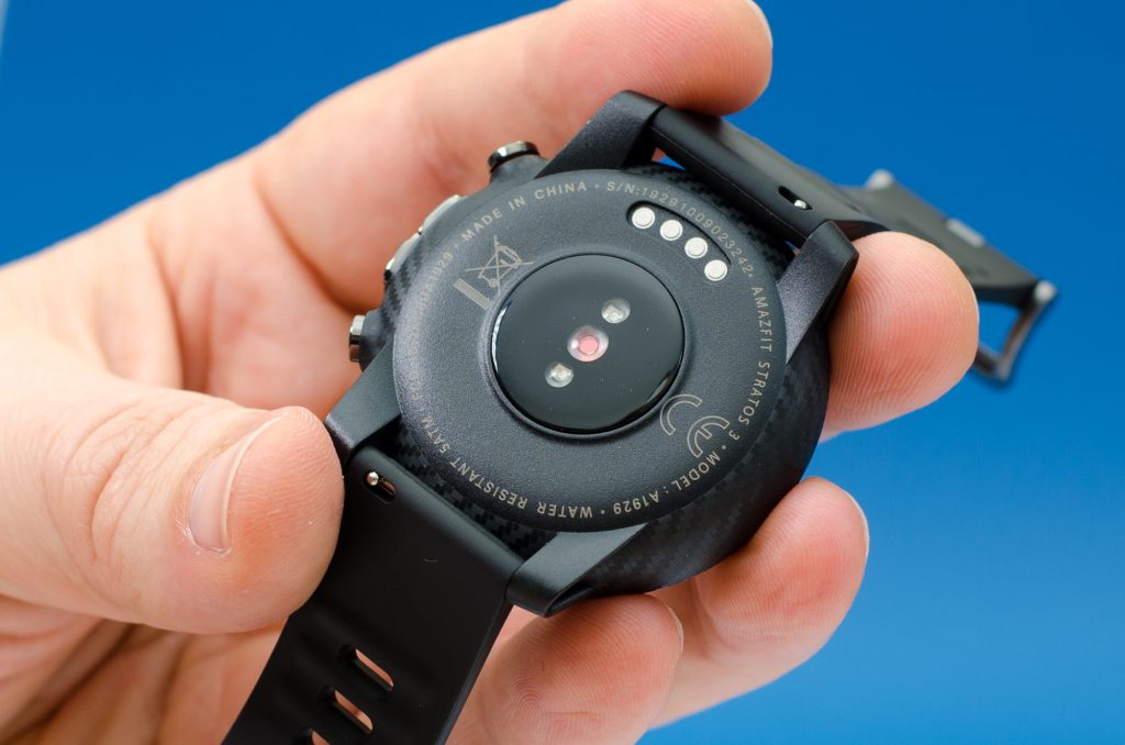 Amazfit Stratos 3 - Rückseite mit Sensoren und Ladeanschlüssen