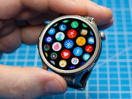 In einer Hand gehaltene Amazfit Balance Smartwatch mit geöffnetem App-Menü