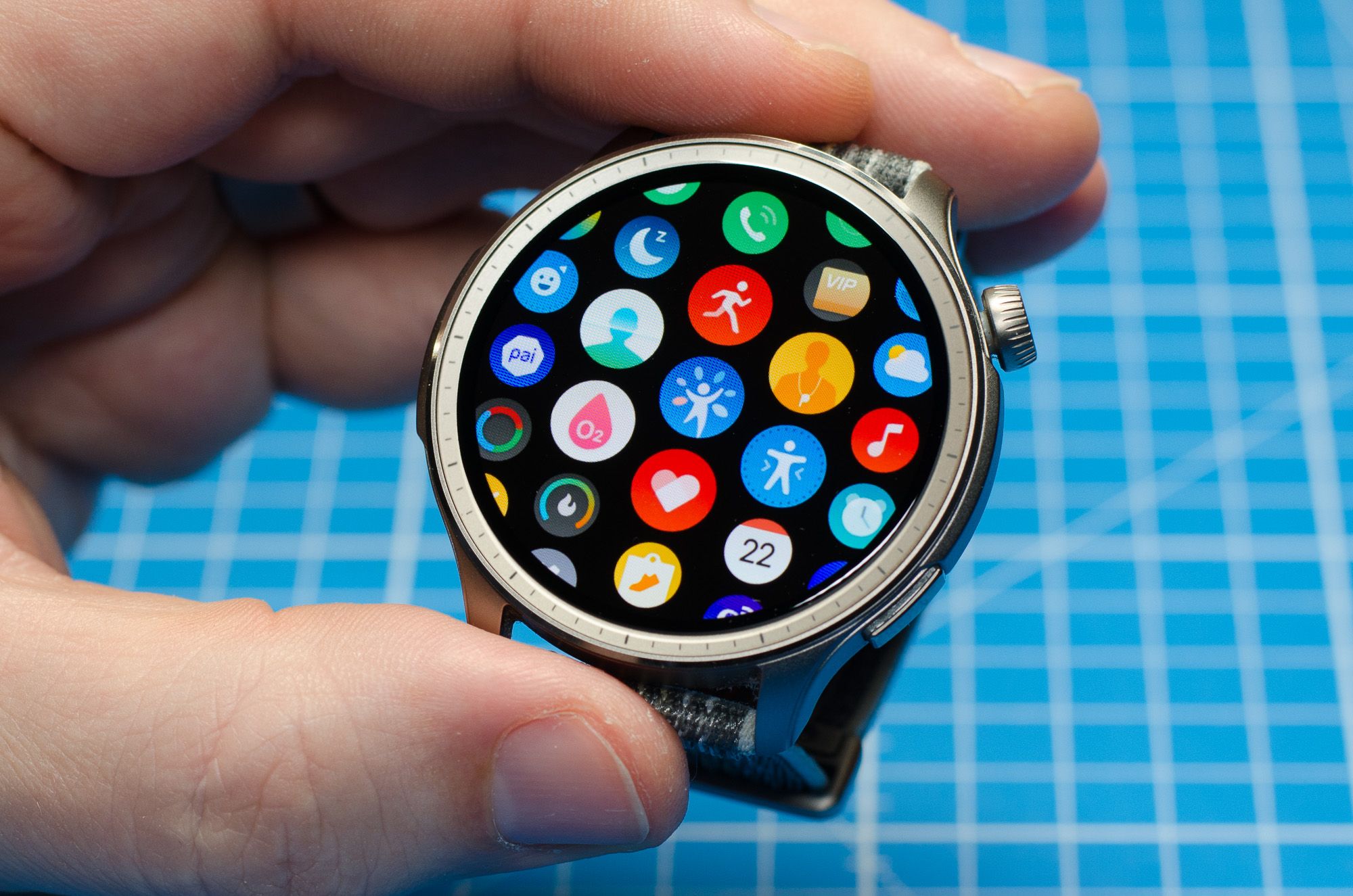In einer Hand gehaltene Amazfit Balance Smartwatch mit geöffnetem App-Menü