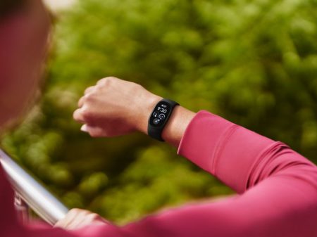 Fitbit Edge am Handgelenk